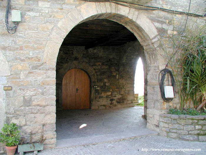 ACCESO AL ATRIO BAJO LA TORRE-PORCHE